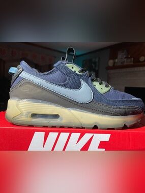 Nike Air Max 90 Terrascape
Midnight Navy Aqua
6Y-7.5W